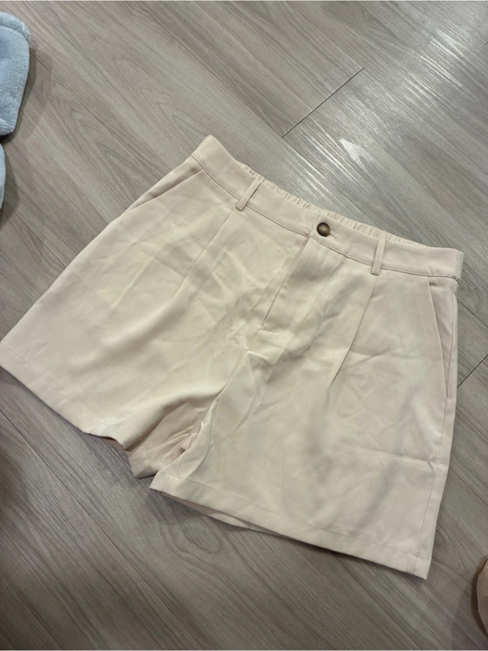Women's Cream High-Waist Pleated Shorts